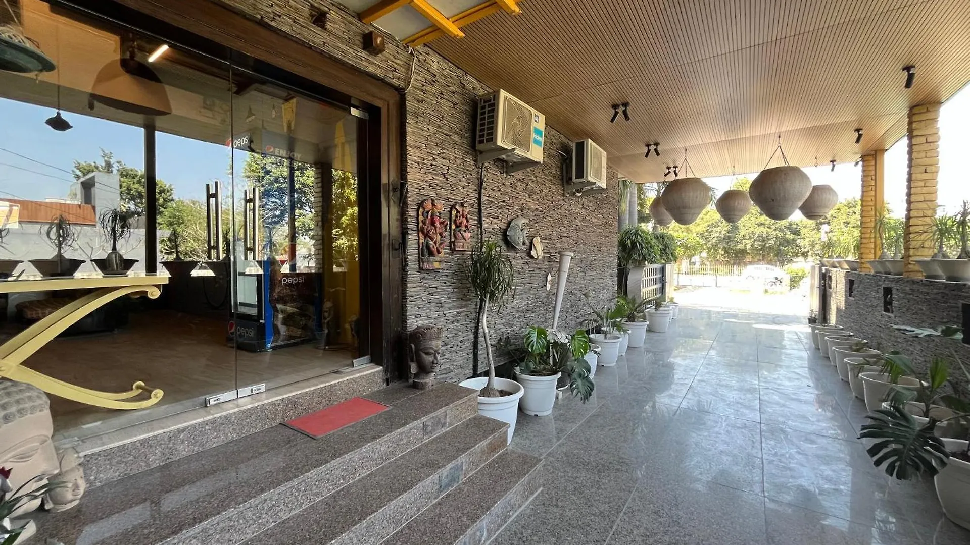 גורגאון Aakritii Hotels הודו